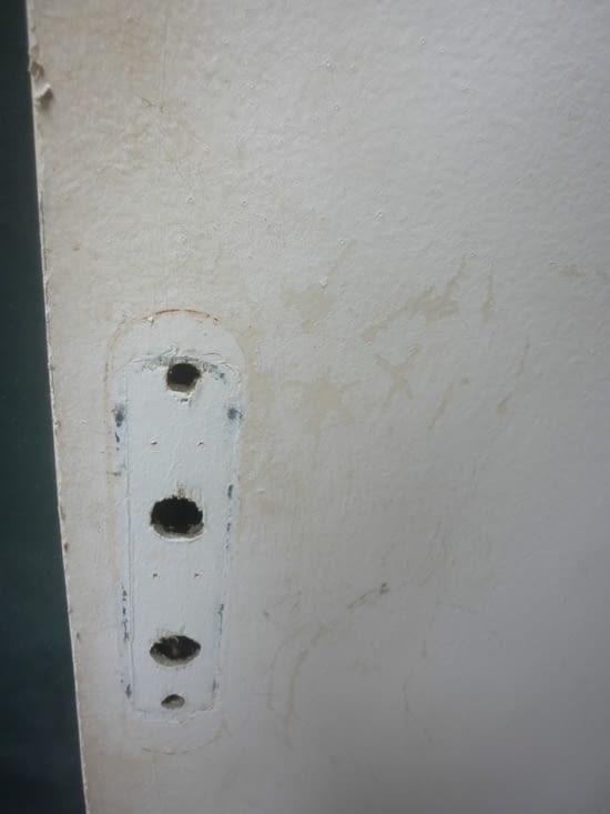 La texture du panneau de porte est horrible.