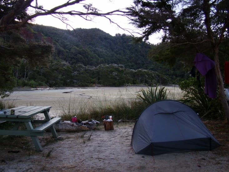 Petit emplacement de camping en bord de mer