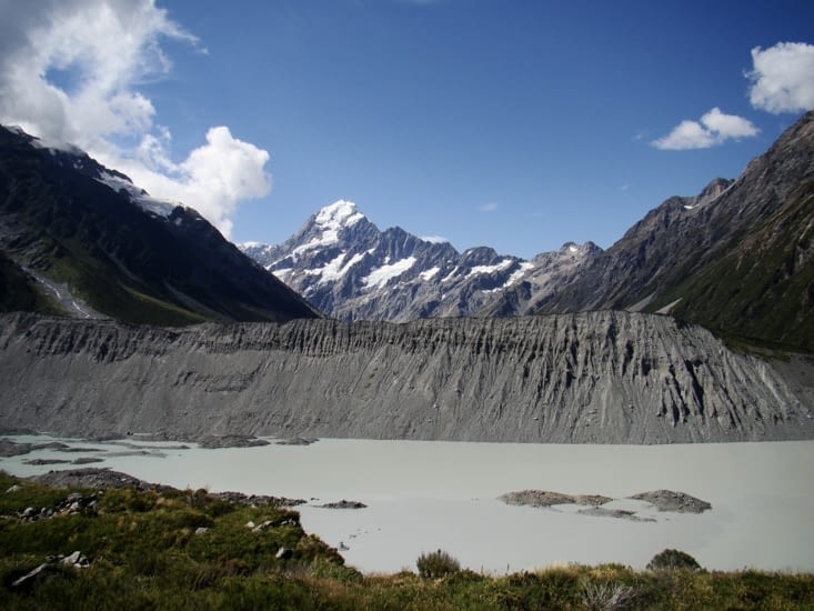 Moraine et mont cook en fond