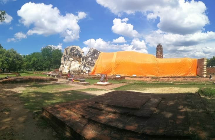 Wat Lokayasutharam (Big sleeping Bouddha)