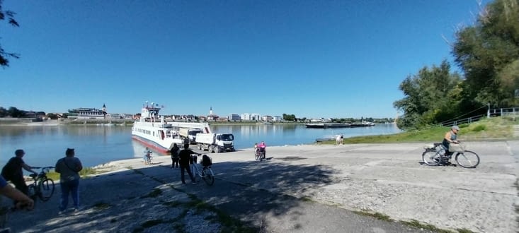 Mohacs, ferry obligatoire pour accéder à la ville.