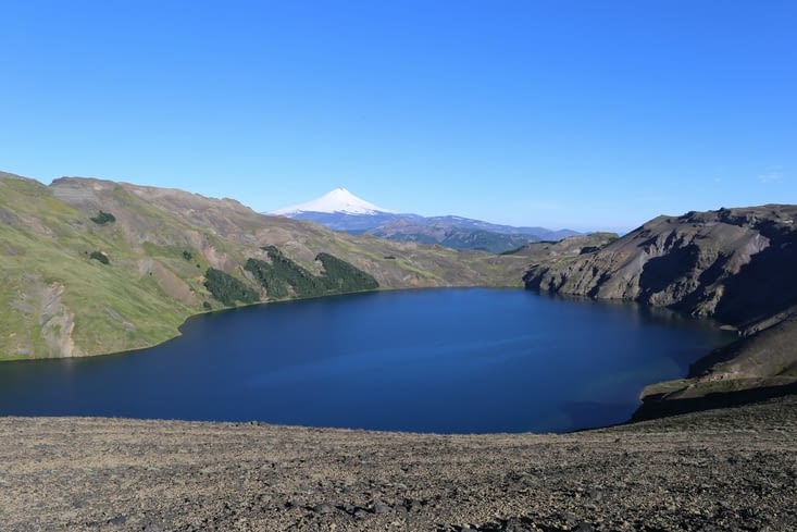 Encore lui, depuis le promontoire, un volcan en toile de fond