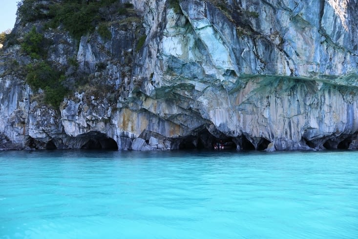 Eau turquoise sous colonnes de marbre
