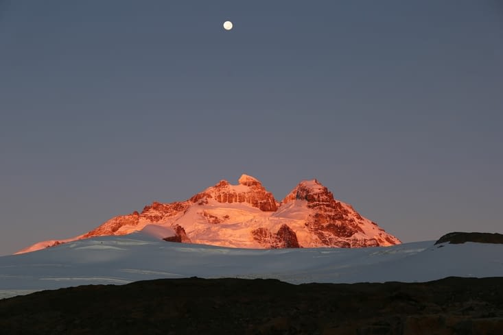 Lever de soleil tout en rose... et la lune