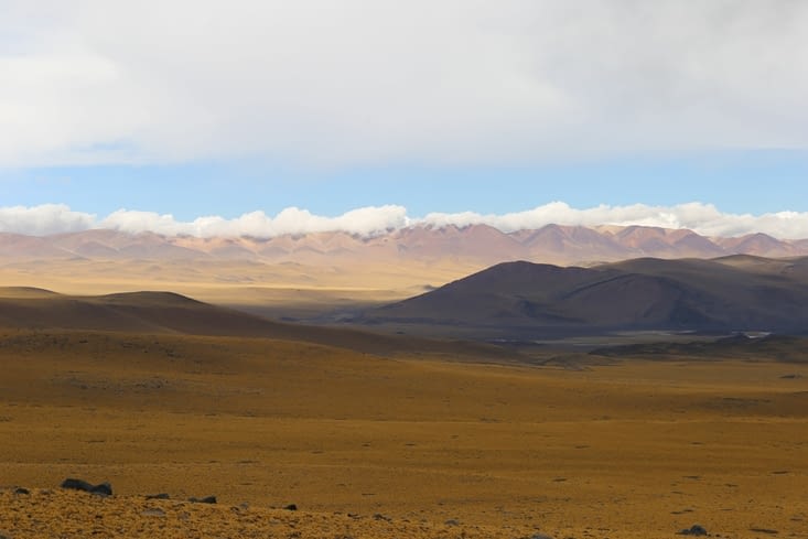 Tapis jaune sur rouleau de nuages…