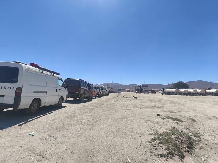 Queue à la station à Uyuni 😅