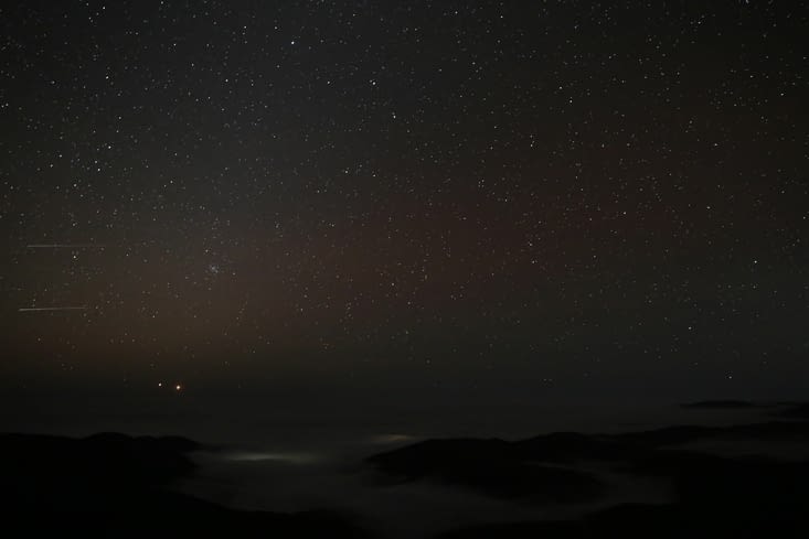 Mer de nuages la nuit