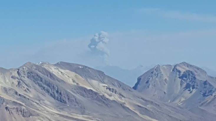 Volcan en éruption au loin
