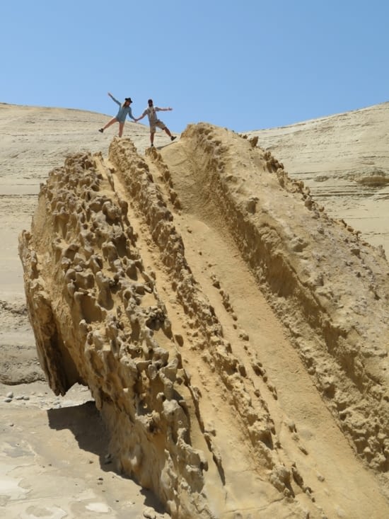 Équilibristes sur un rocher du canyon