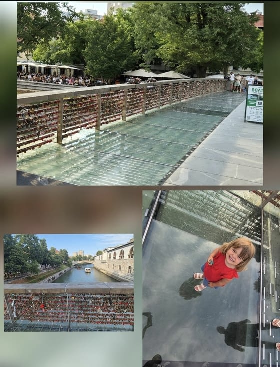 Pont en verre avec  plus de cadenas qu'au pont des soupirs...
