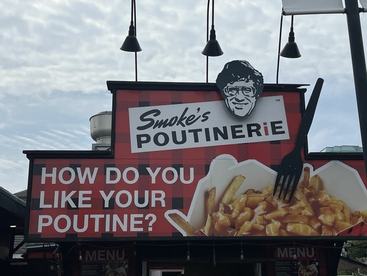 Repas dans une poutinerie