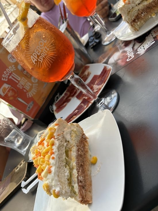 Contrairement aux apparences il s agit d’une salade de thon en tapas ! ( et d un Aperol !)
