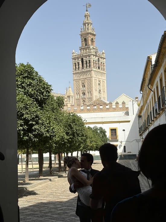 Photo de mariage devant la cathédrale