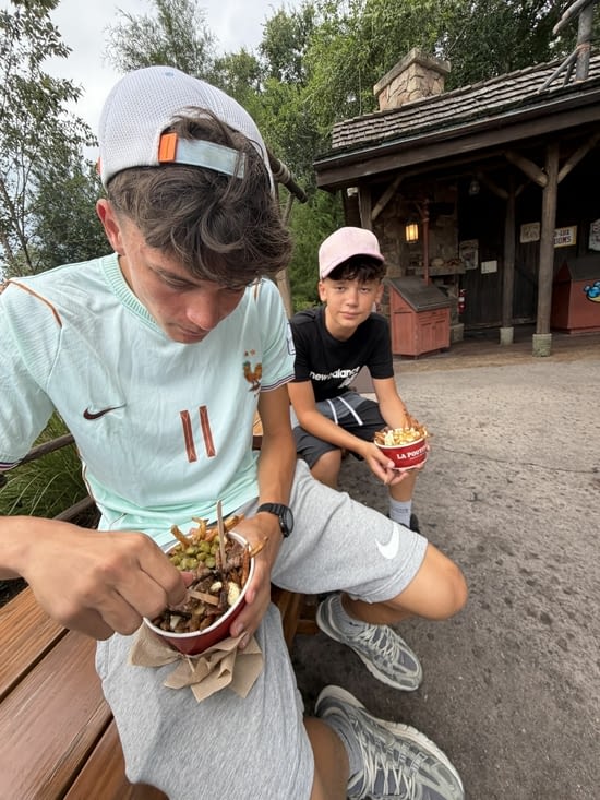 Les pays commencent par une poutine canadienne