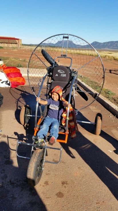 Les enfants ont interrompus leur classe pour admirer les paramoteurs