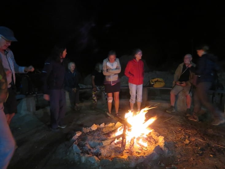Fin de journée autour du feu