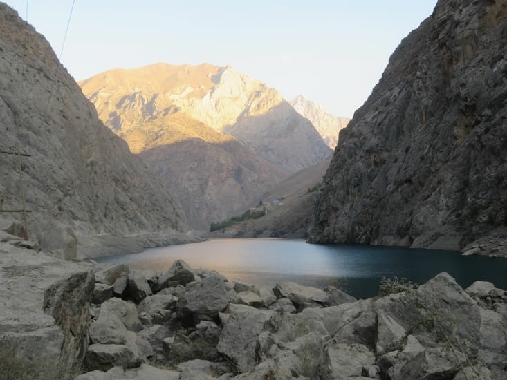 Nous nous acheminons vers le 4è lac où nous "éluerons" domicile