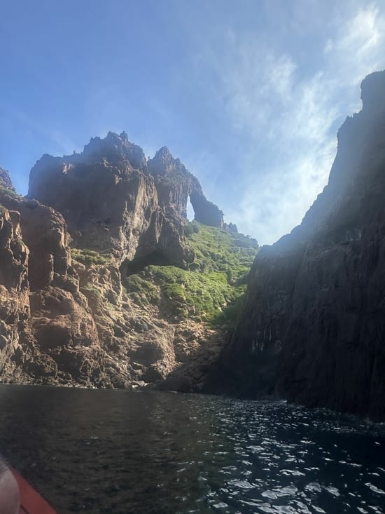 Vue sur l'arche de la réserve naturelle de Scandola