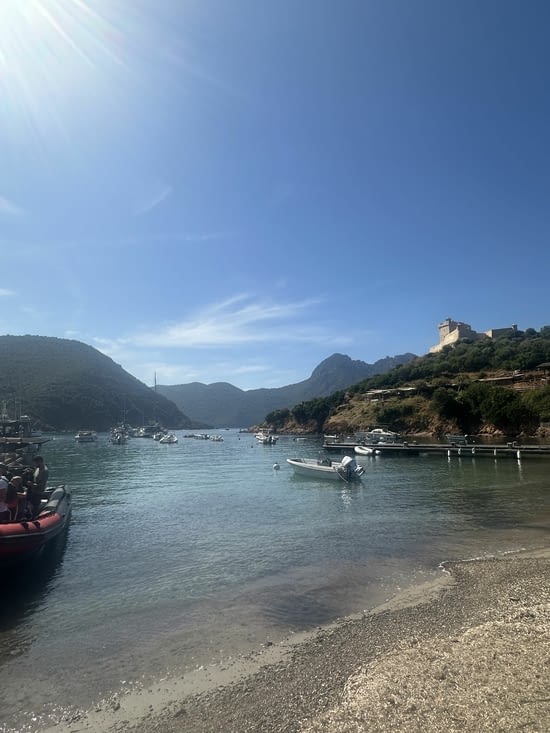 Vue sur les quais et le fortin de Girolata