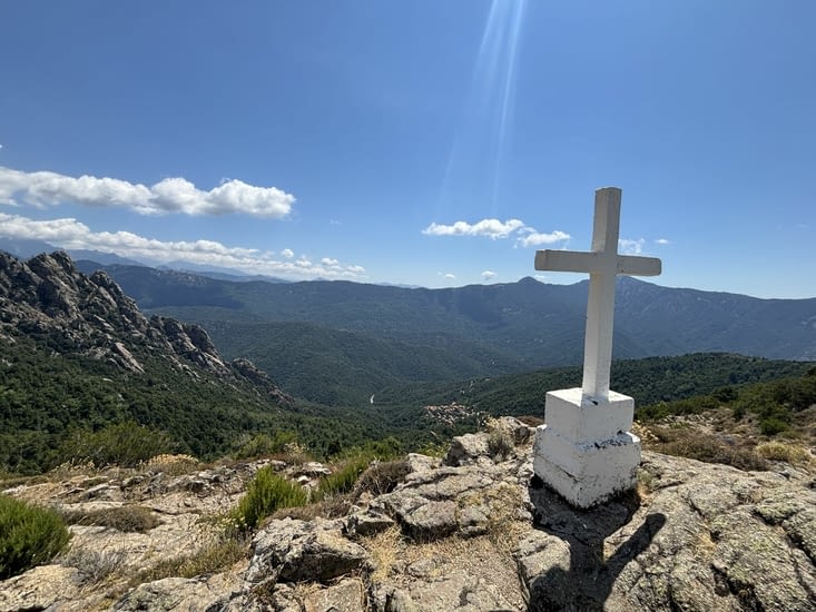 Vue d'un calvaire sur les crêtes