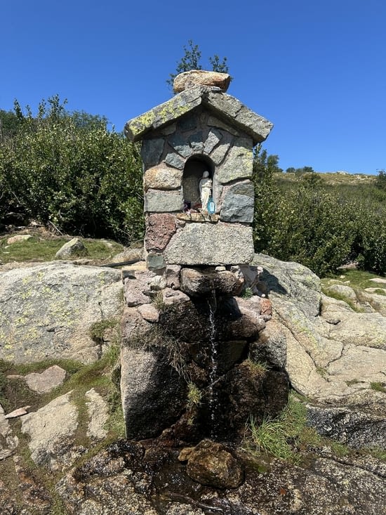 Vue de l'autel fontaine de Nino