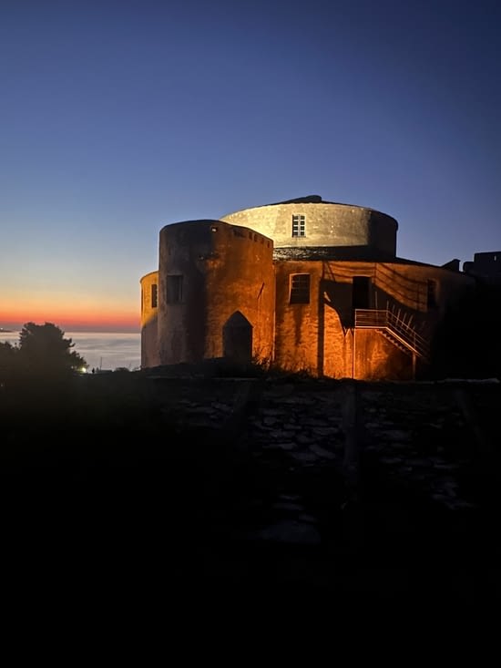 Vue de la citadelle de Saint-Florent au bord de l'eau