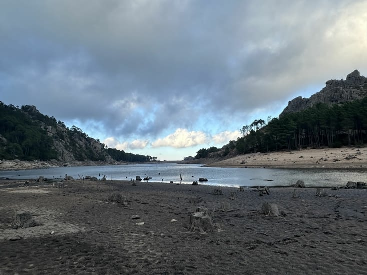 Rive desséchée du lac de l'Ospédale