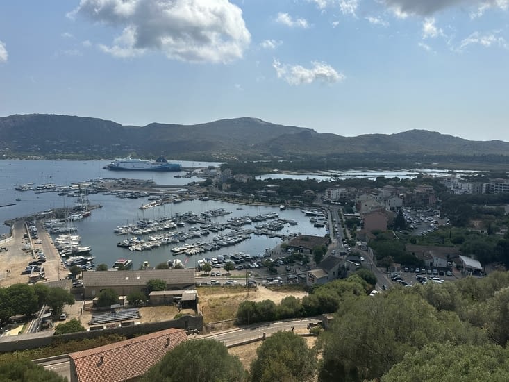 Vue sur le port et marais salants