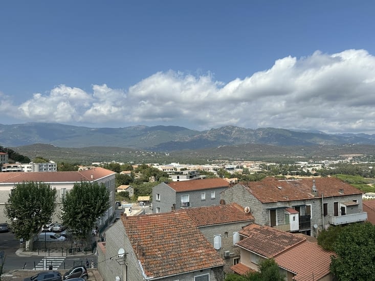 Vue sur crête de montagnes depuis Bastion Sant'Antonu