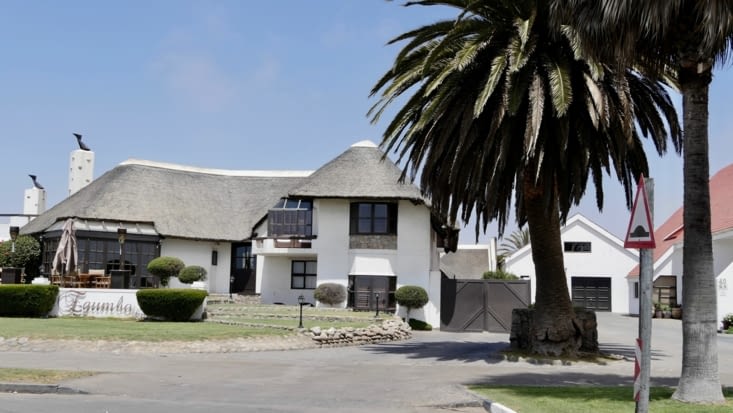 Toit de chaume, 400 m2, les palmiers, jolie chaumière le long de la promenade  !.