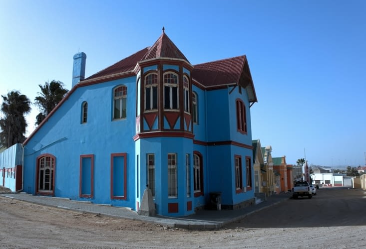 C'est une maison bleue  Adossée à la colline