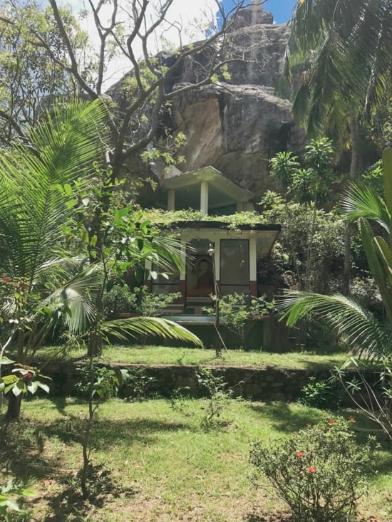 Tout en haut l'entrée de la grotte des prières et offrandes