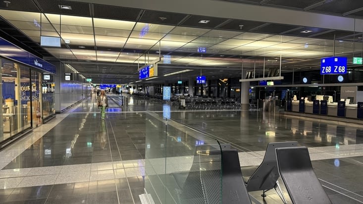 Punaise, il est immense cet aéroport !