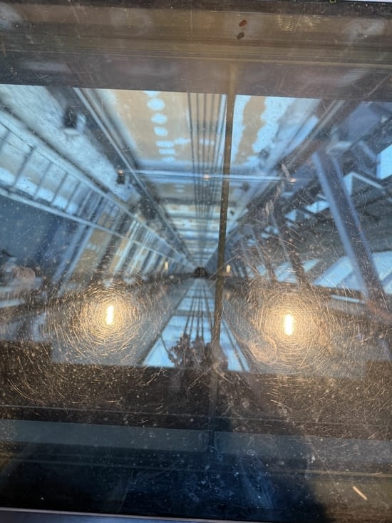 … en ascenseur, le sol vitré nous permet d’apprécier le mécanisme 😨