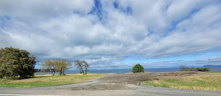 La route vers Whakapapa longe le lac Taupo sur une trentaine de kilomètres
