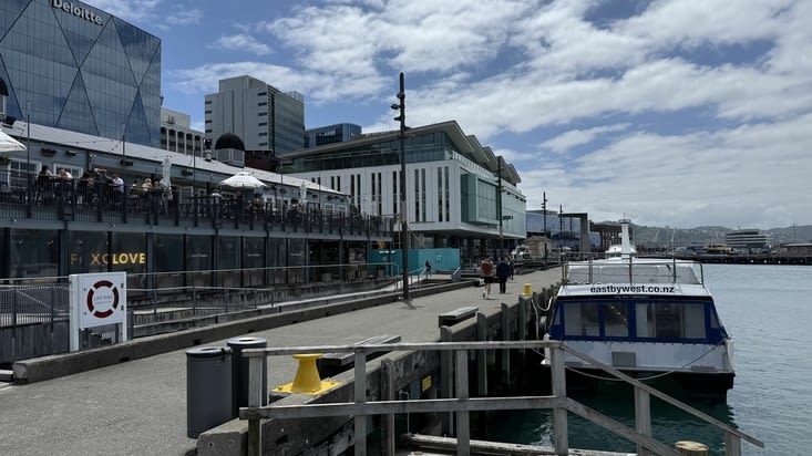 Nous commençons par une balade sur les quais, à la recherche d’un petit resto