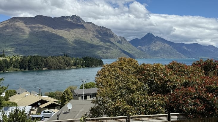 Enfin arrivés, sous un soleil éclatant ! Vue magnifique depuis notre hôtel…