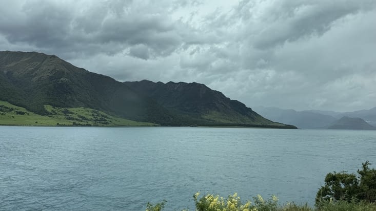 Nous longeons désormais le lac Hewea, la visibilité s’améliore un peu …