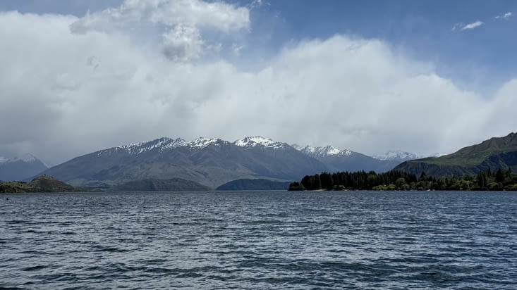On a laissé le mauvais temps de l’autre côté du lac.
