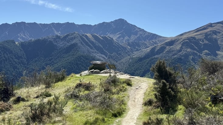 Passage au retour par la sculpture Basket of Dreams..