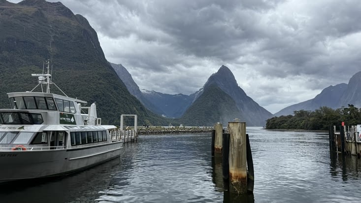À partir de maintenant, c’est en bateau que nous allons explorer l’immensité du fjord.