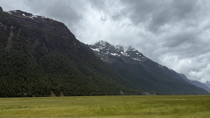 …pour atteindre une vaste plaine venteuse.