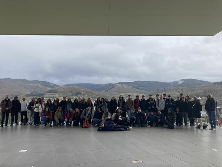 Les troisièmes du collège de Bellevaux, à la fin de la visite du mémorial.