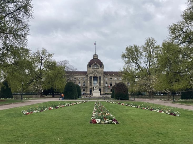 Découverte, de la place de la République - ici, le palais du Rhin.