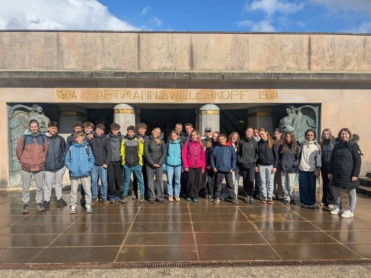 Groupe posant devant l’entrée de la crypte