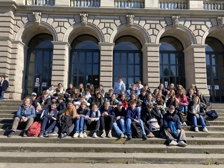 Sur les marches du palais universitaire