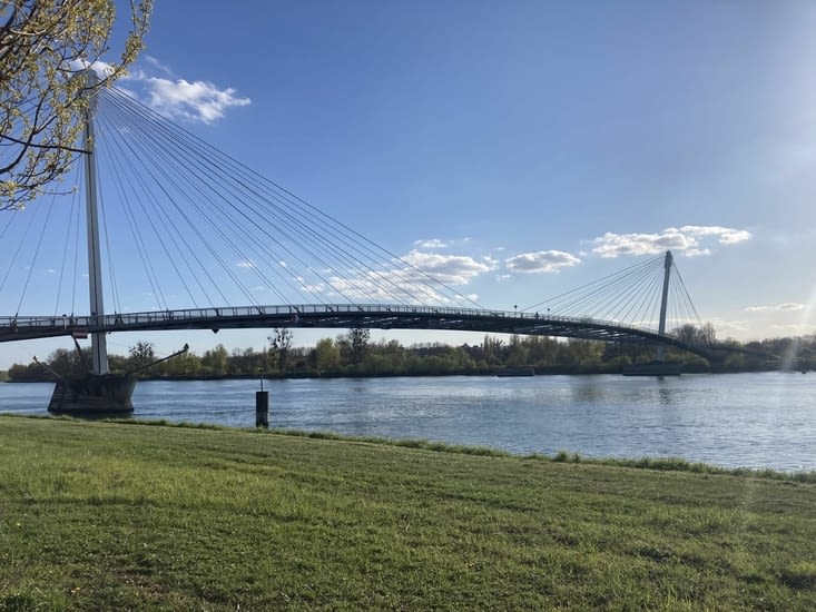 Pont sur le Rhin permettant de rejoindre à pied ou a vélo l’Allemagne et la France