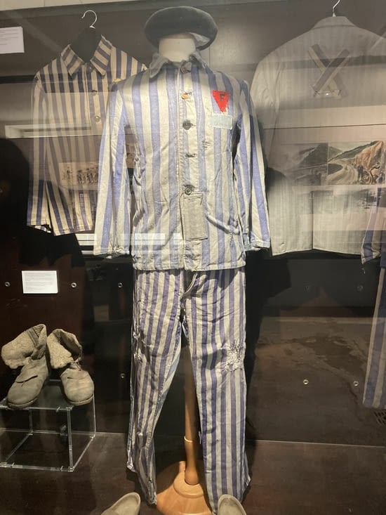 Vêtements portés par un prisonnier politique français