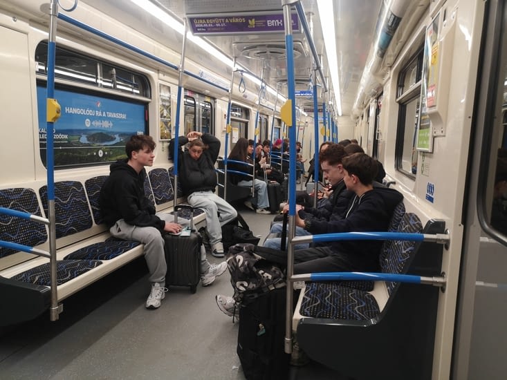 Train RER après le bus 200 depuis l'aéroport de Budapest