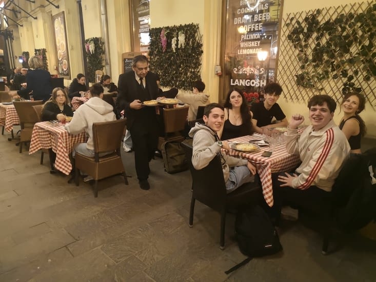 Diner avec la spécialité locale Langos déclinée carbonara, grecque, hongroise, etc..;